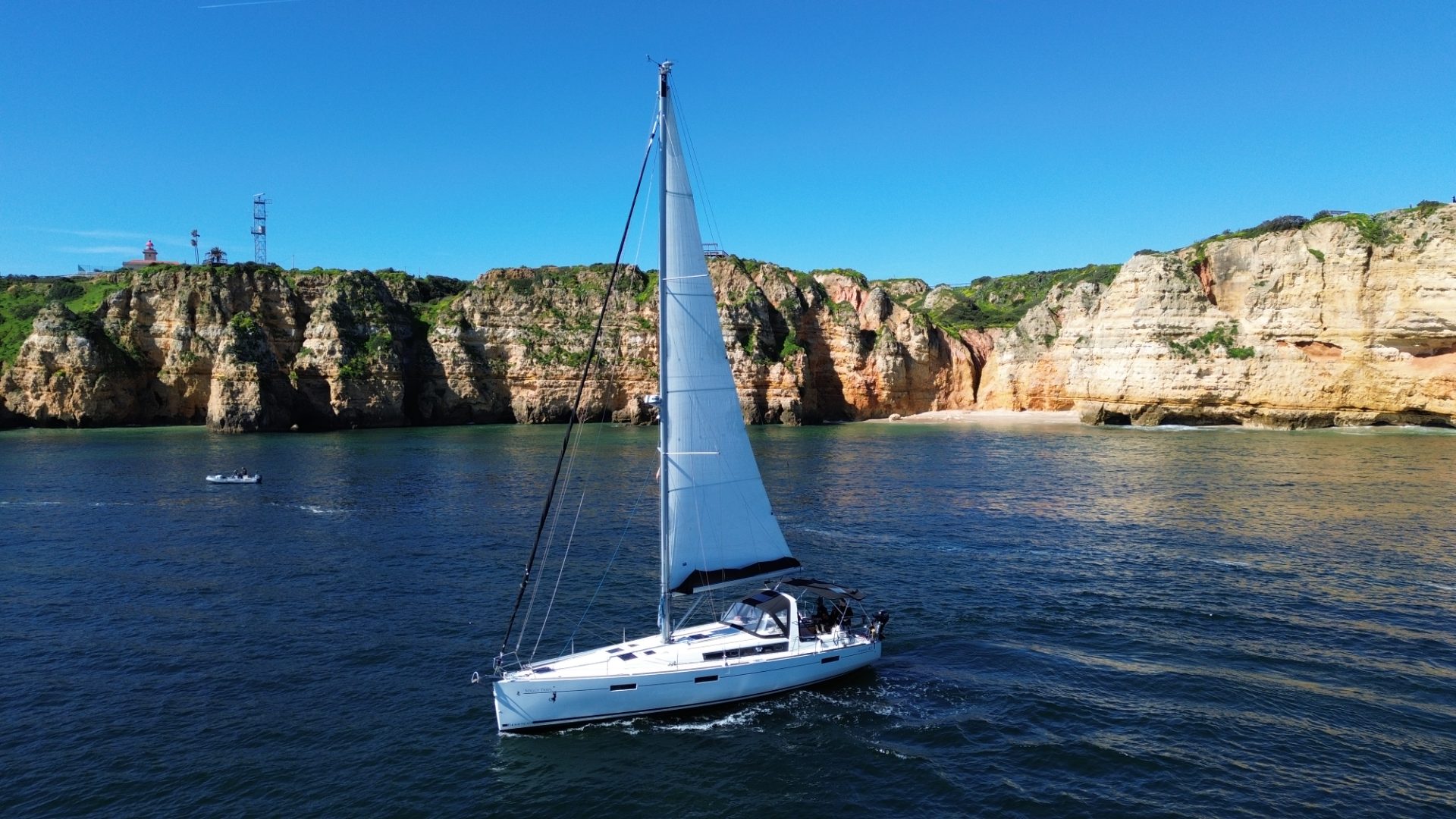Soggy Paws under sail at Ponta da Piedade